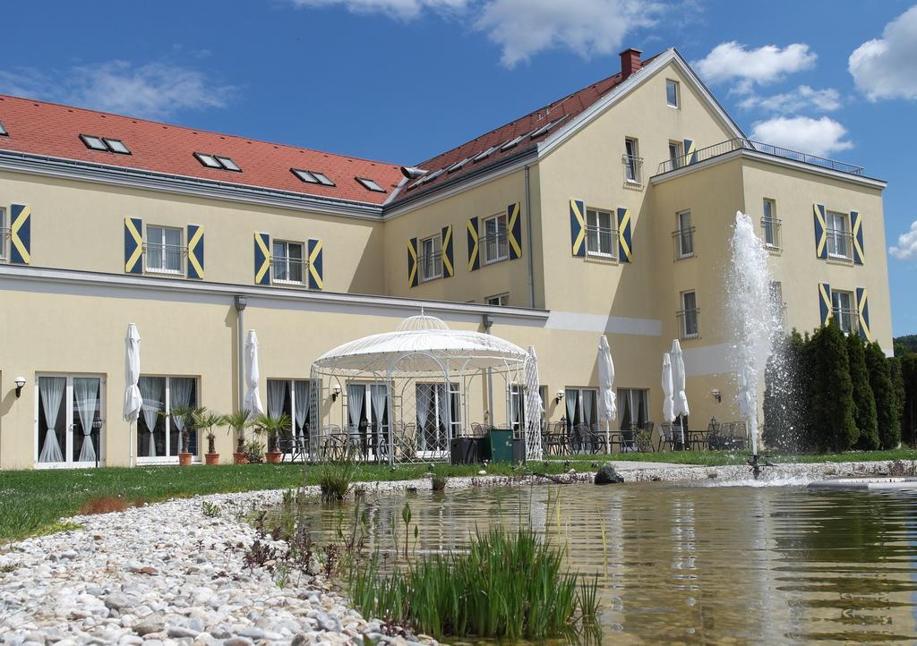 Grandhotel Niederoesterreichischer Hof Lanzenkirchen ภายนอก รูปภาพ