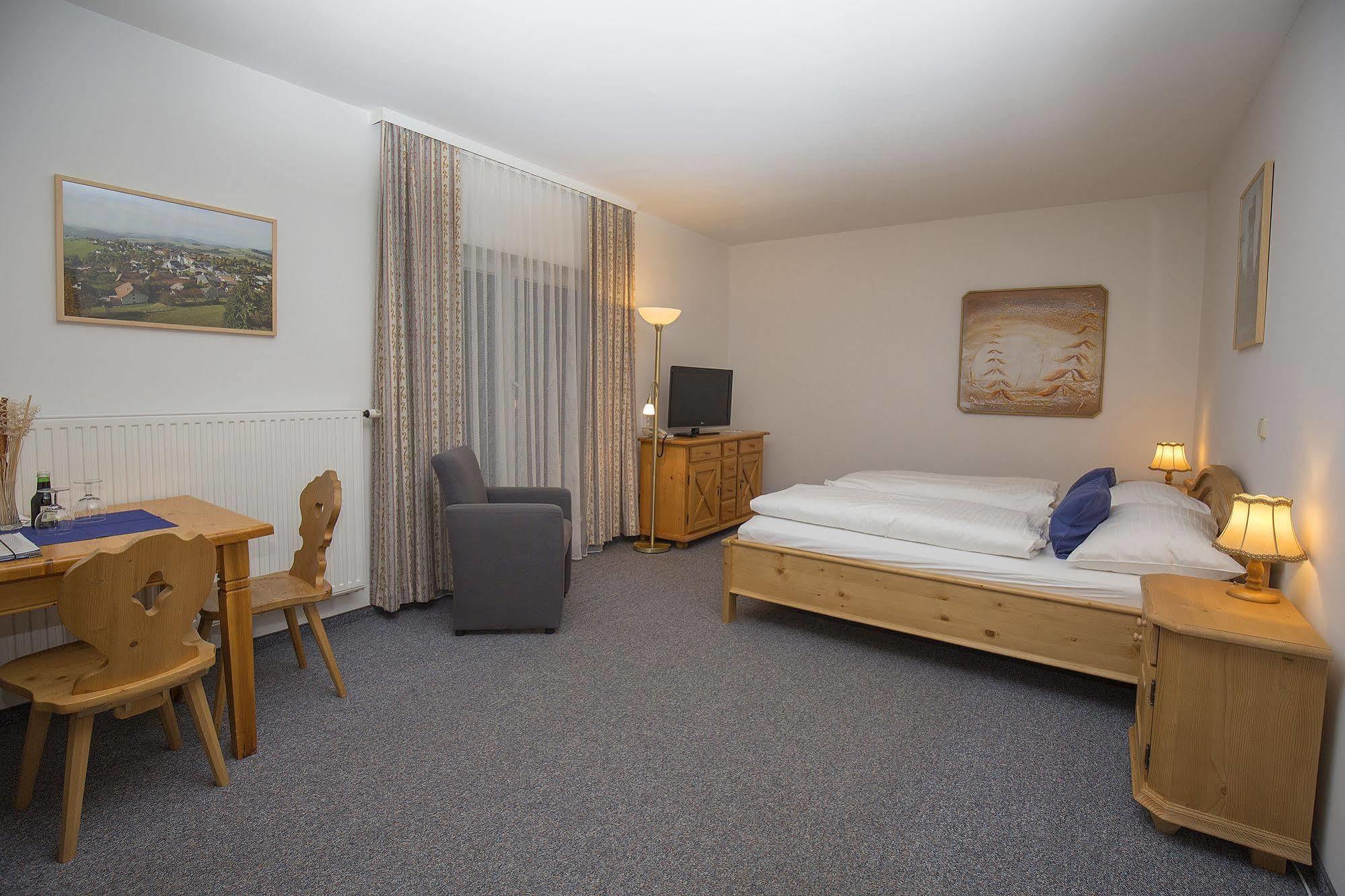 Grandhotel Niederoesterreichischer Hof Lanzenkirchen ภายนอก รูปภาพ