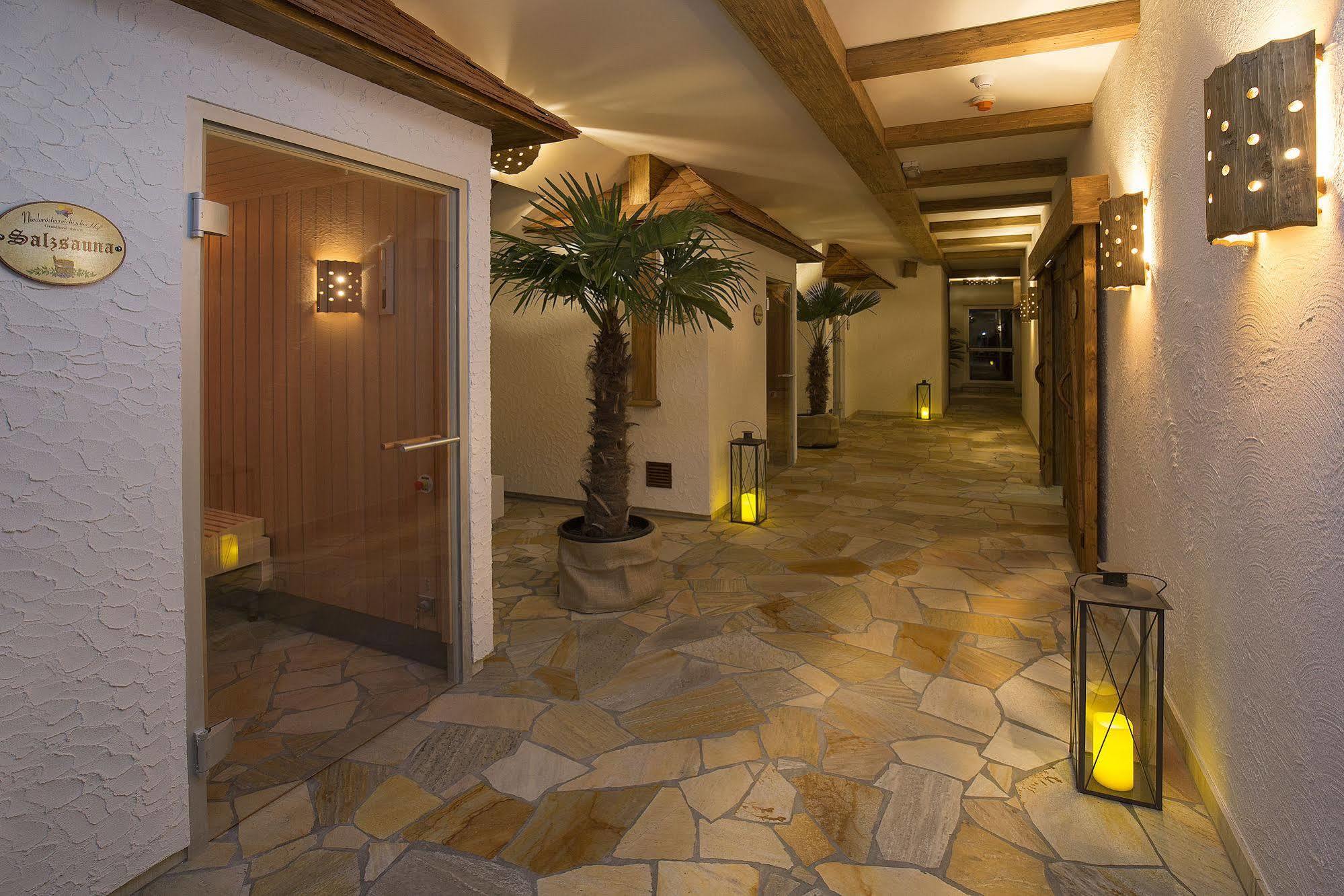Grandhotel Niederoesterreichischer Hof Lanzenkirchen ภายนอก รูปภาพ