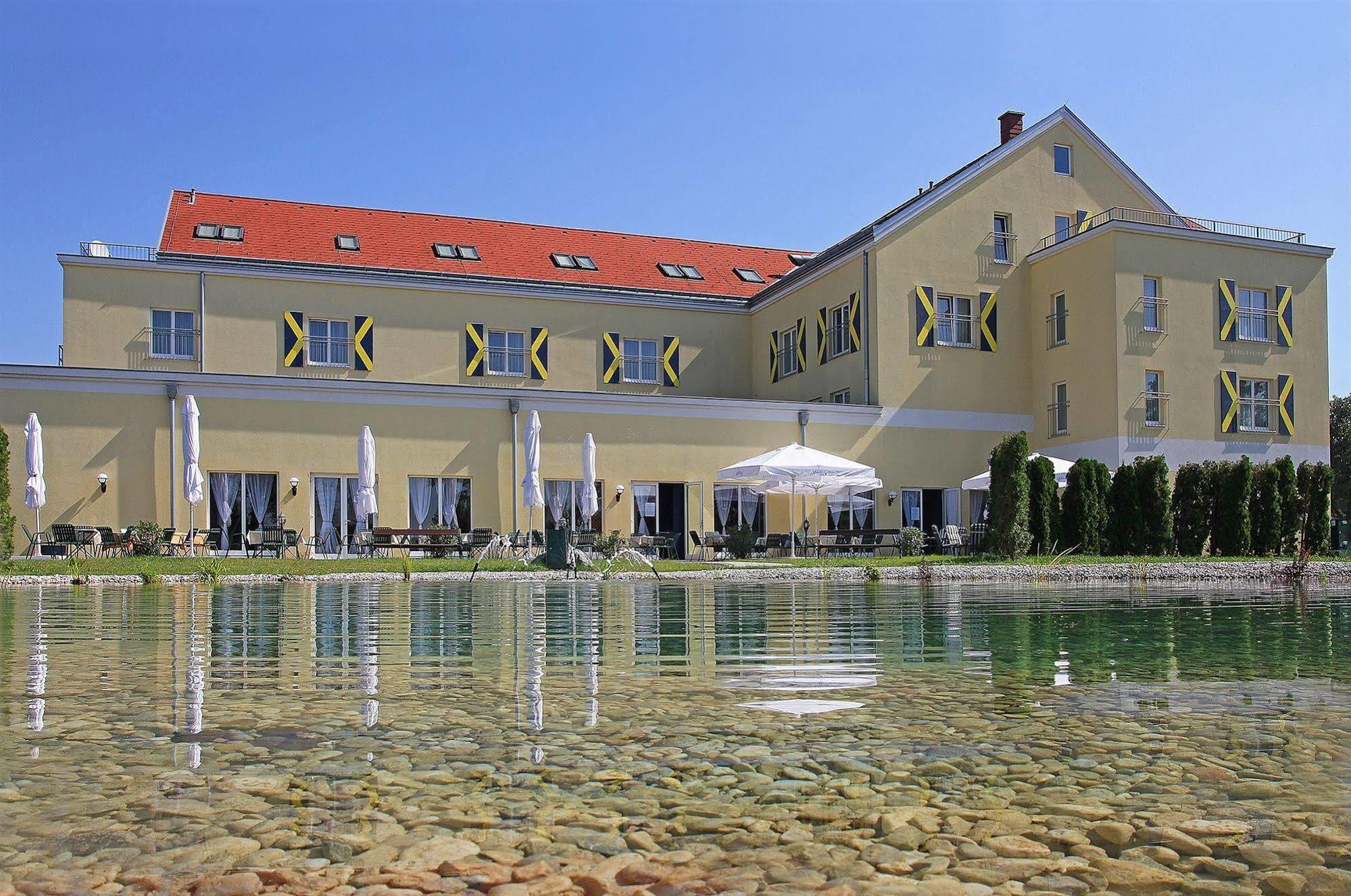 Grandhotel Niederoesterreichischer Hof Lanzenkirchen ภายนอก รูปภาพ